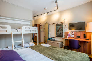 Copyright: : Karl Gabor
karl@gabor.se
Standard Family Four with view over room.